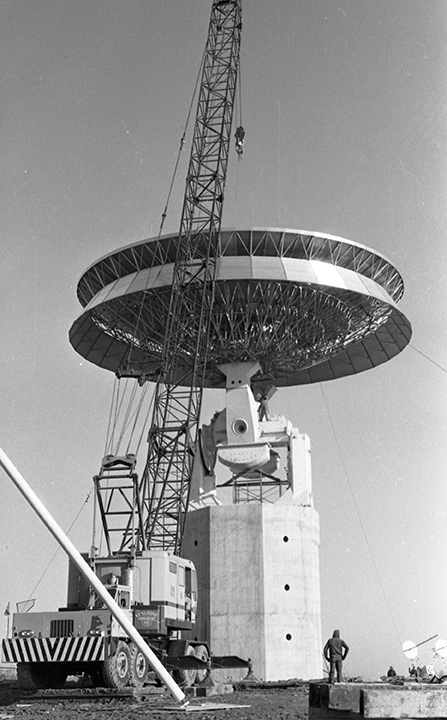 APL's 60-foot antenna dish (1963)
