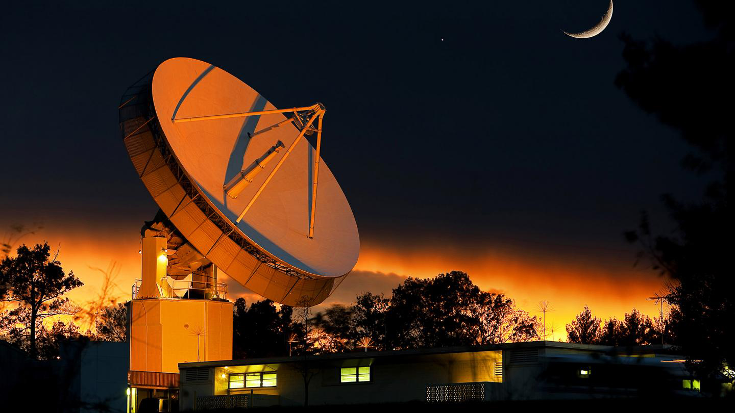 APL’s 60-foot antenna during night