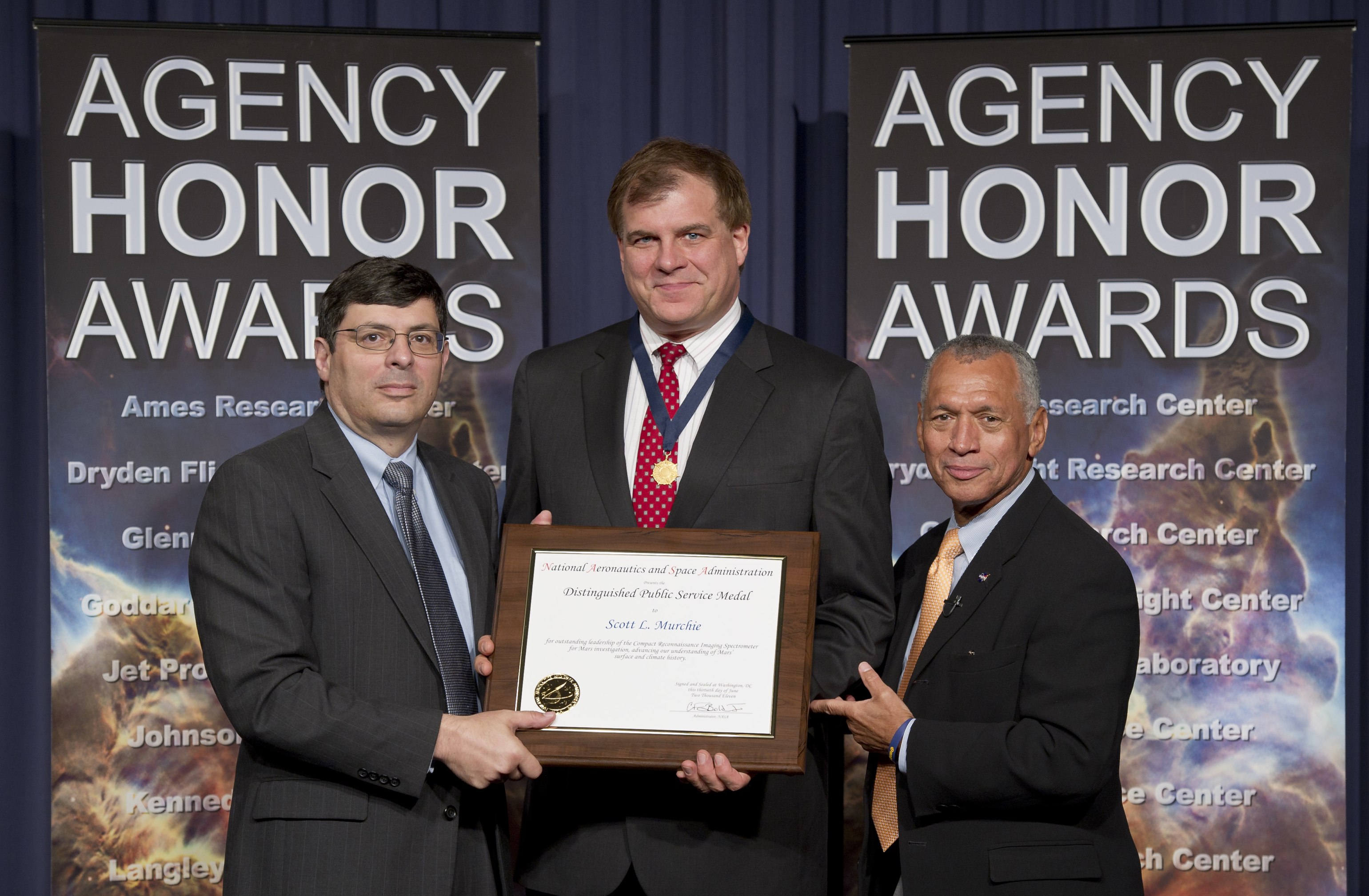 APL's Scott Murchie (center) receives the NASA Distinguished Public Service Medal from NASA Administrator Charles F. Bolden (right) and NASA Associate Administrator Christopher Scolese