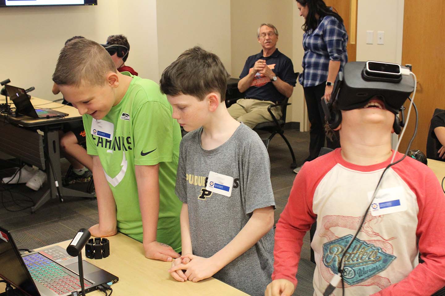 The children of servicemen and women learn about prosthetics using virtual reality