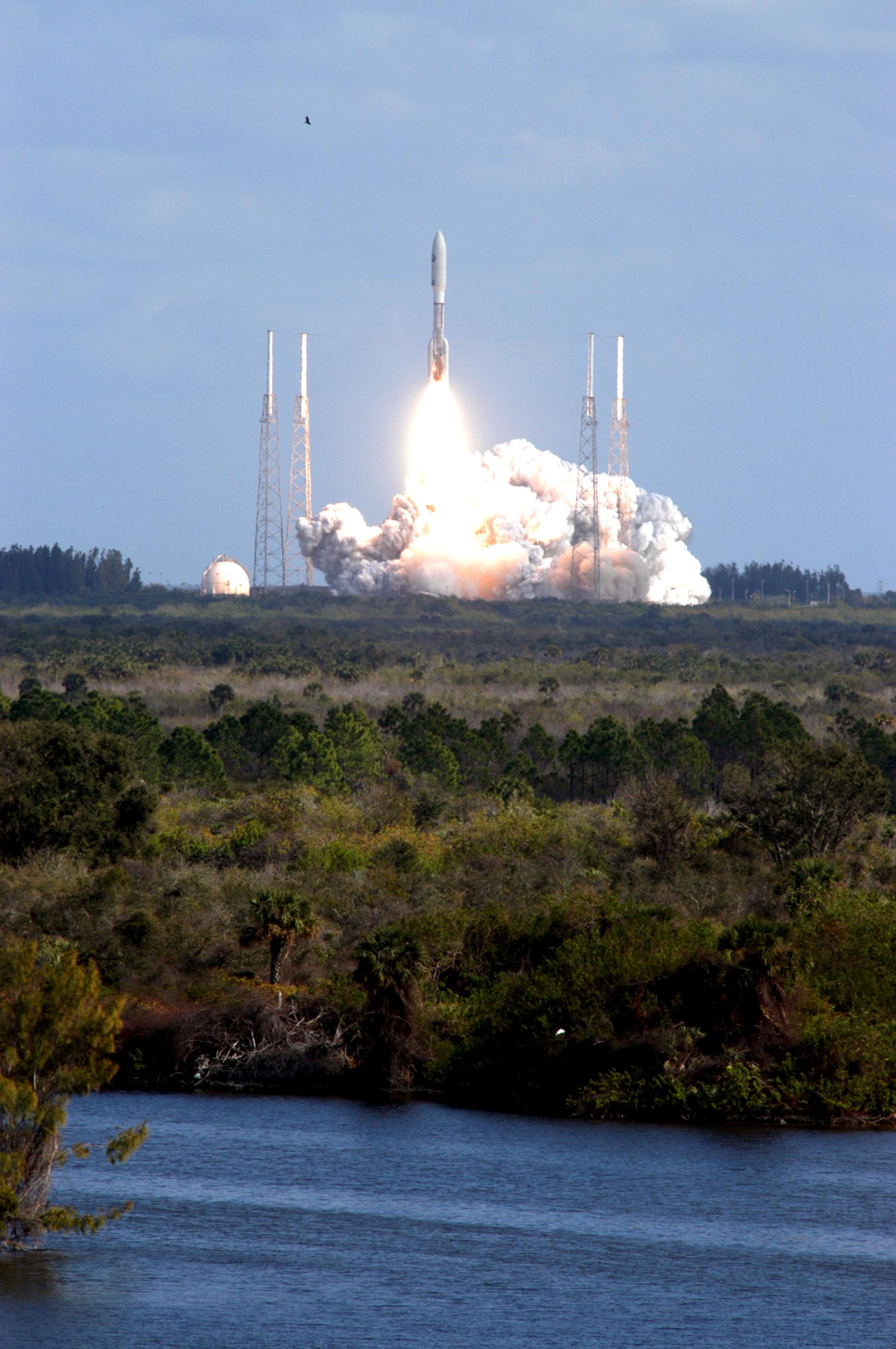 New Horizons roars into the afternoon sky aboard a powerful Atlas V rocket