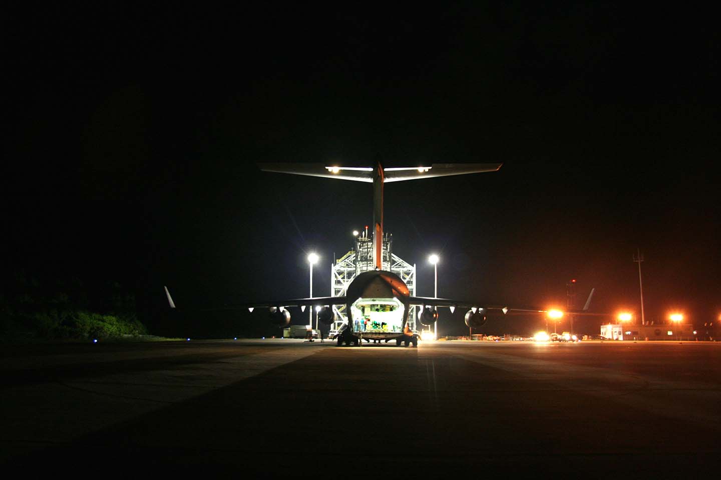 The Air Force C-17 cargo plane carrying the New Horizons spacecraft