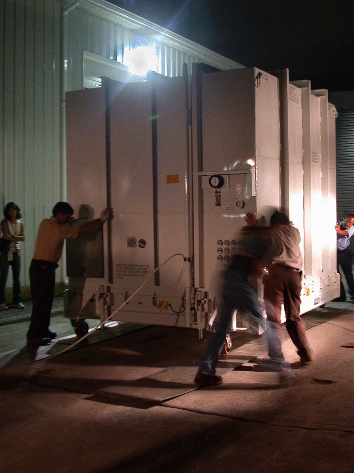 Staff members at The Johns Hopkins University Applied Physics Laboratory (APL) in Laurel, Md., prepare to load the New Horizons spacecraft