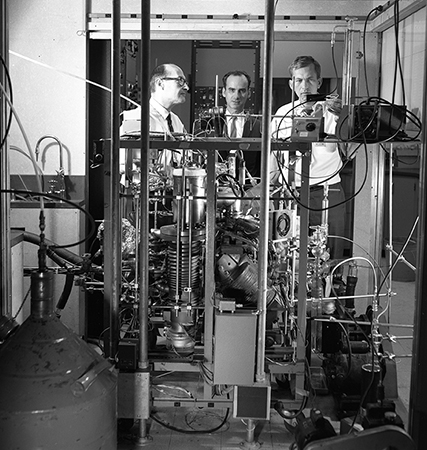 Researchers Design Modulated Molecular Beam Mass Spectrometer (1953)