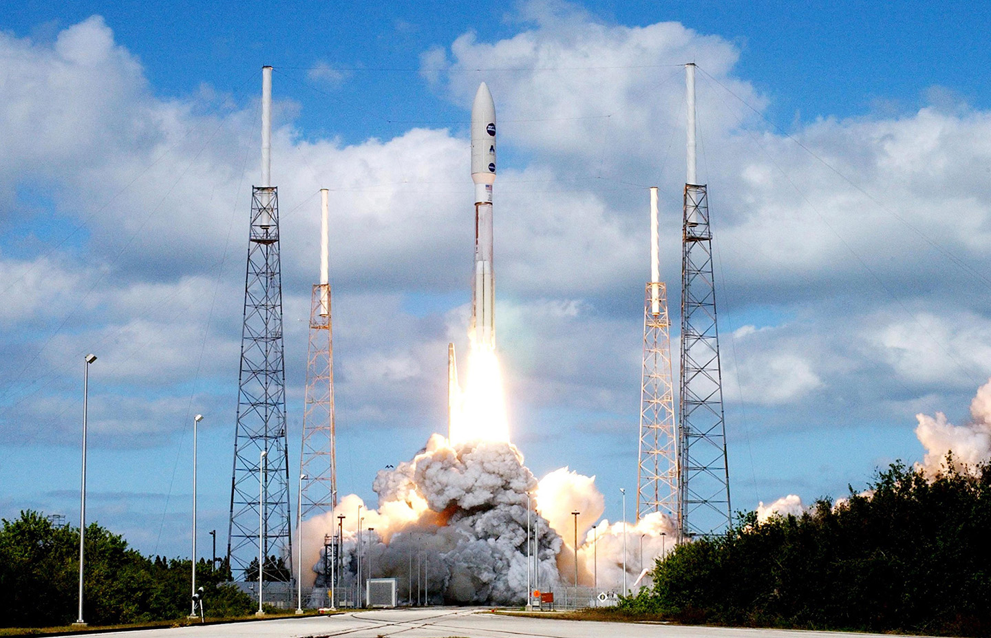 New Horizons spacecraft launches from Cape Canaveral Air Force Station, Florida
