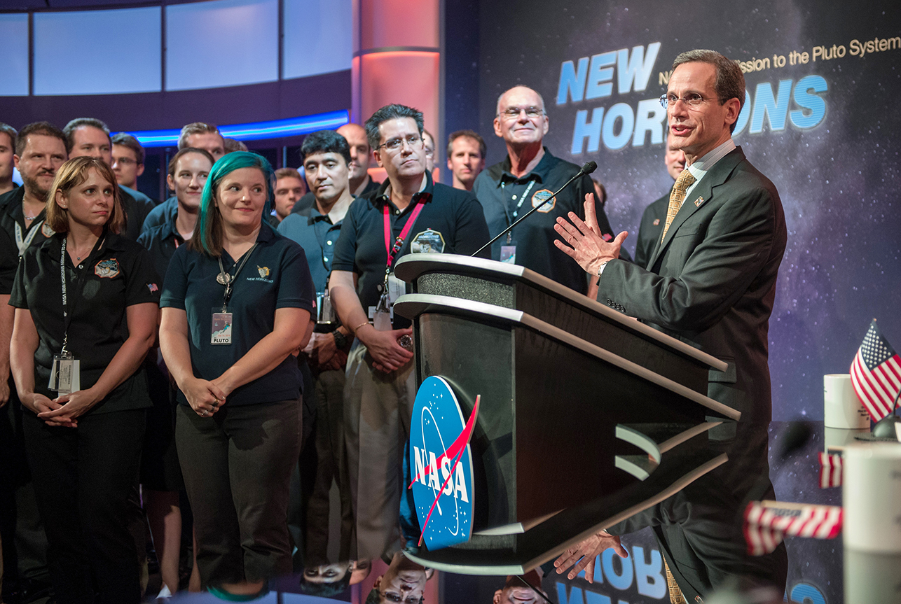 Director Ralph Semmel praises the New Horizons Mission Operations Team