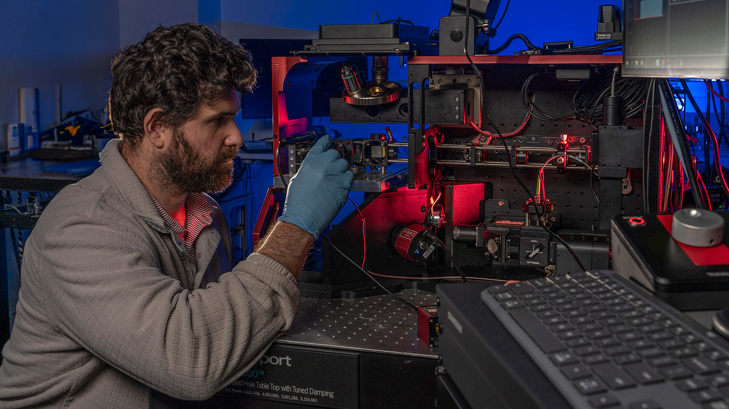 Eyal Bar-Kochba, principal investigator of POSITRONIC, uses digital holographic microscopy to noninvasively monitor cellular injury without fluorescent tagging.