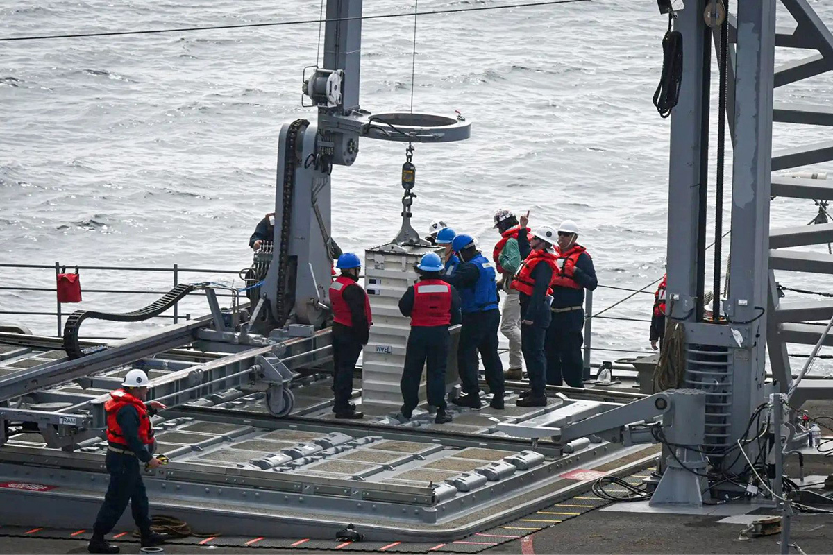 Sailors aboard the USS Chosin conduct a demonstration of the Transferrable Reload At-sea Method (TRAM) with the USNS Washington Chambers on Oct. 11 in the Pacific Ocean. (Credit: U.S. Navy)