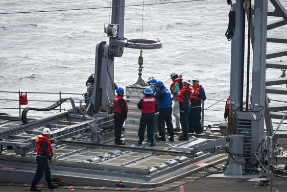 Sailors aboard the USS Chosin conduct a demonstration of the Transferrable Reload At-sea Method (TRAM) with the USNS Washington Chambers on Oct. 11 in the Pacific Ocean. (Credit: U.S. Navy)
